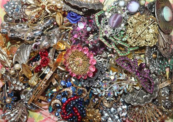 A quantity of assorted costume jewellery including brooches etc.